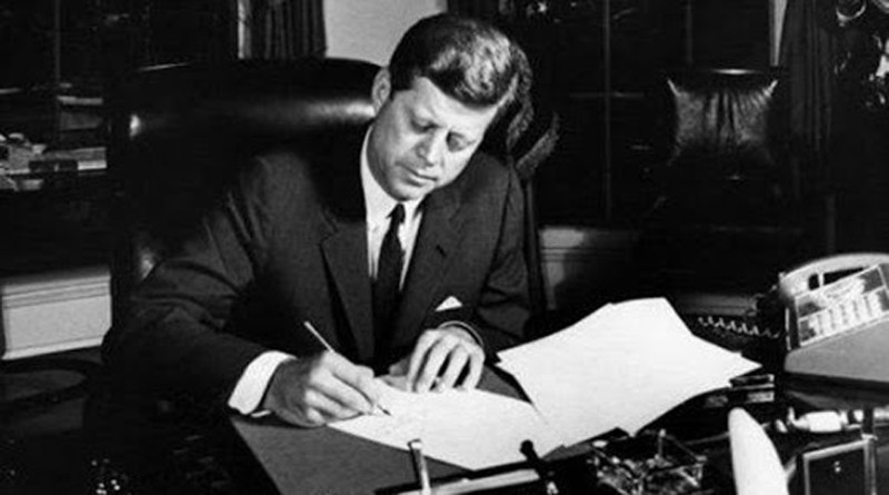 Kennedy firma la Orden Ejecutiva 3447 que oficializó el bloqueo a Cuba.