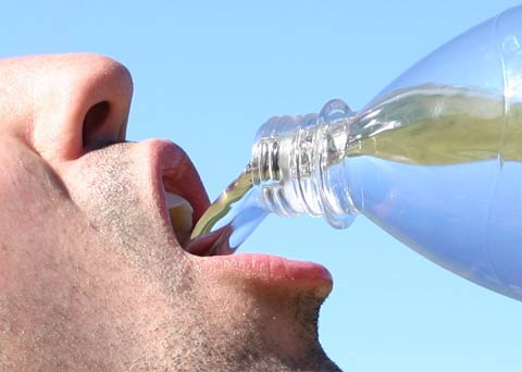 En el verano hay que aumentar el consumo de líquidos para estar saludables.