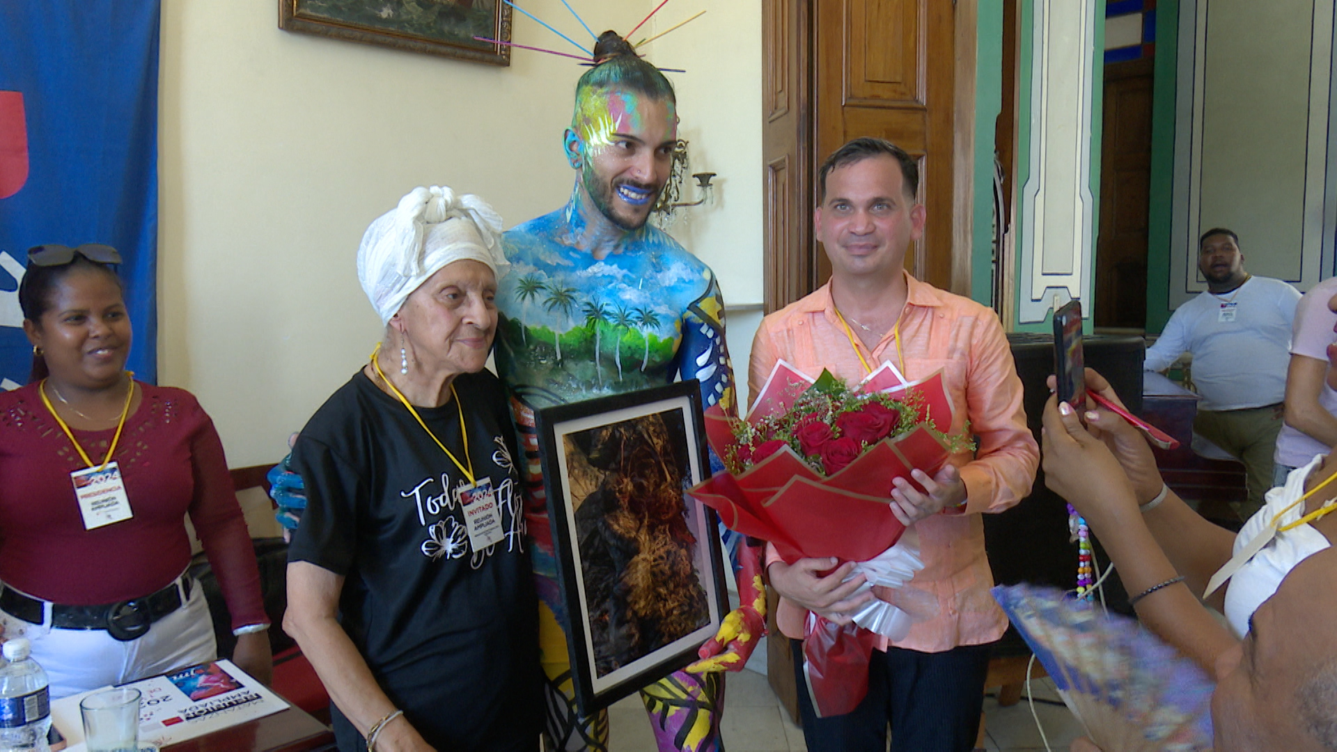 Silvia Taquecher recibe reconocimiento por su labor como formadora dentro del movimiento de Instructores de Arte. Foto: Edgar Moraga.