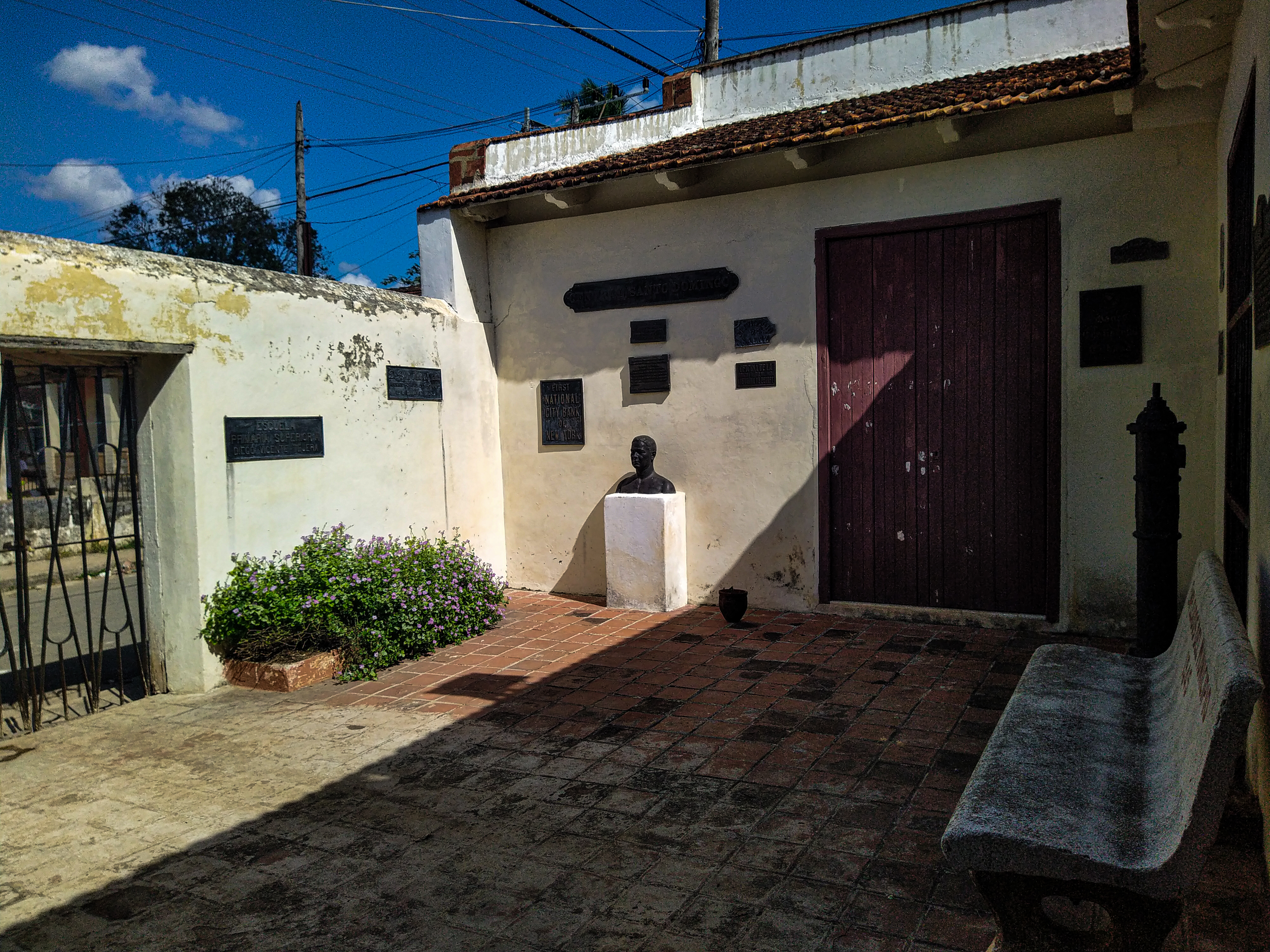 Sala de Epigrafía en el primer patio del museo. Ella exhibe placas de compañías de seguros de vida de la época neocolonial, del Banco Continental de Cuba, del antiguo Juzgado de Primera Instancia y la farmacia San José de Eduardo Nualart de Alacranes (pueblo perteneciente al municipio), placas conmemorativas y un busto en bronce del Coronel José Miguel Tarafas, entre otras. Foto: la autora.