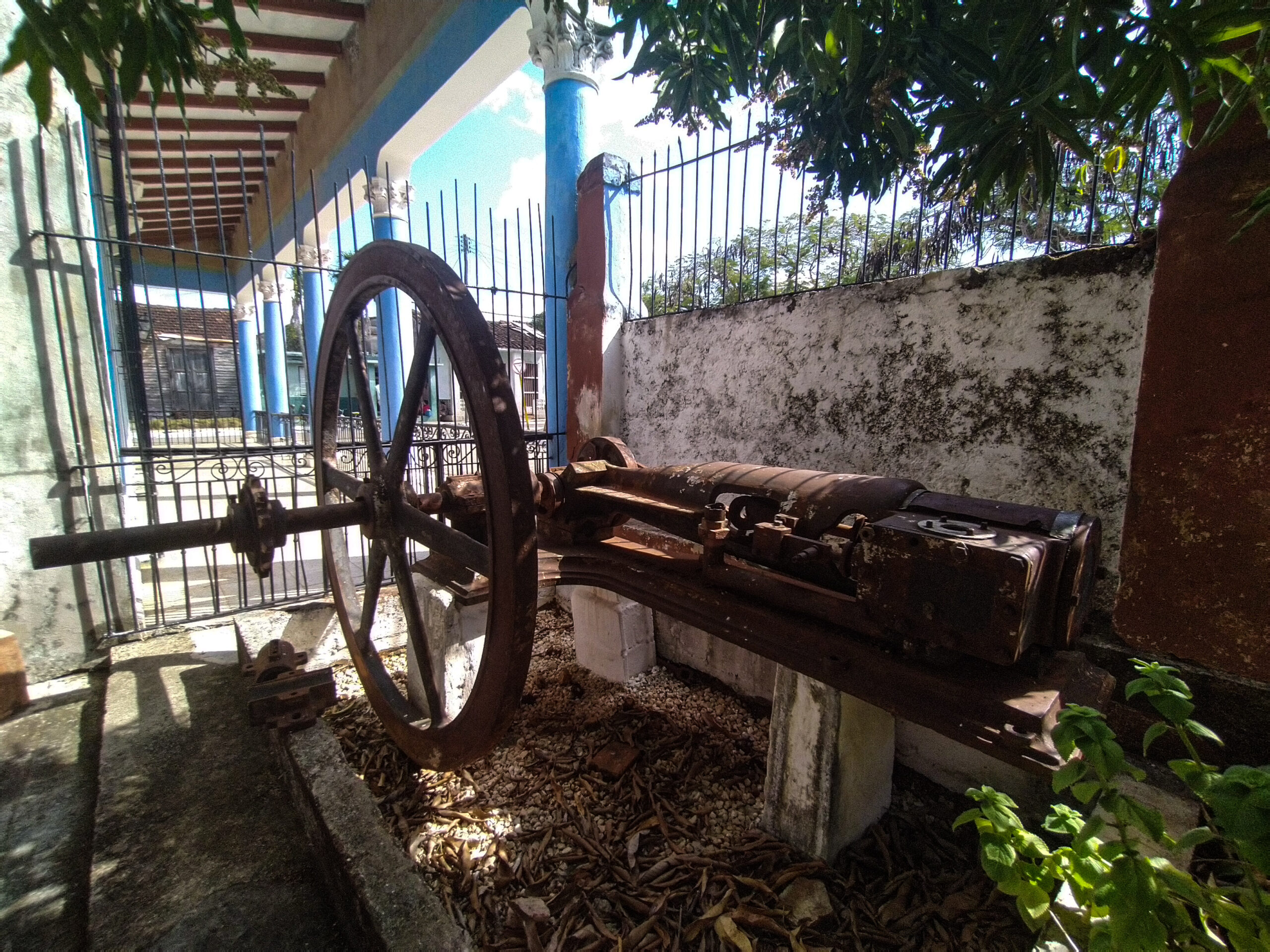 Maquinilla de pistón horizontal con voladora. Con ella movían la esterna elevadora de bagazo del último trapiche y lo transportaban a los hornos. Foto: la autora.