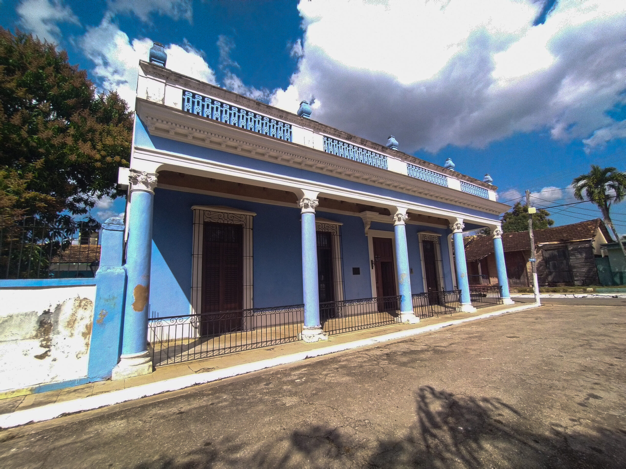 La autenticidad de la fachada y los barandales de la construcción se mantienen. La carpintería interior de las puertas y ventanas, de nueva fabricación, resultan una copia exacta de las originales. Foto: la autora.