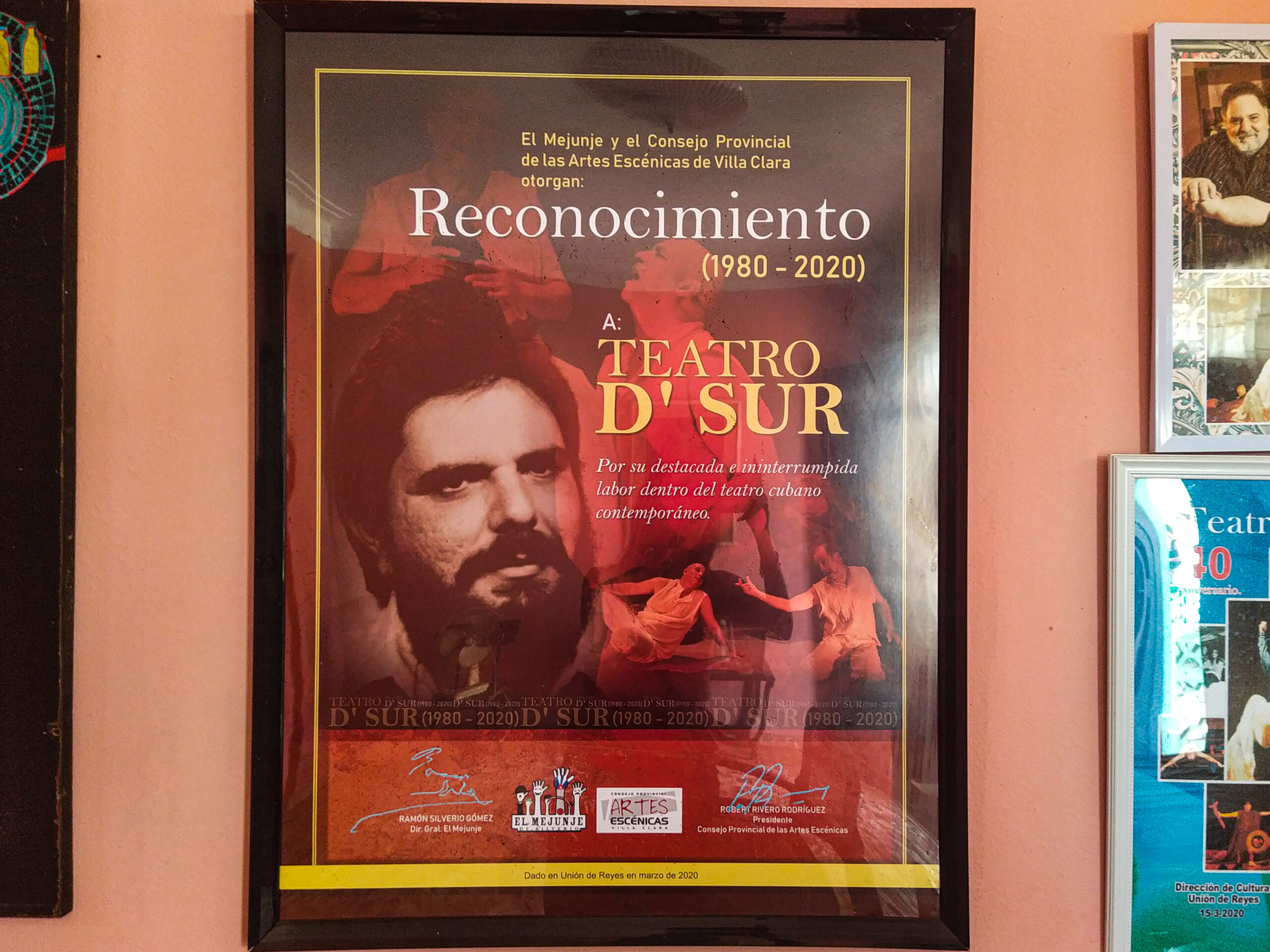 Reconocimiento otorgado a Teatro D' Sur por su labor ininterrumpida. El reconocimiento figura en la vivienda de Pedro Vera. Foto: la autora. 