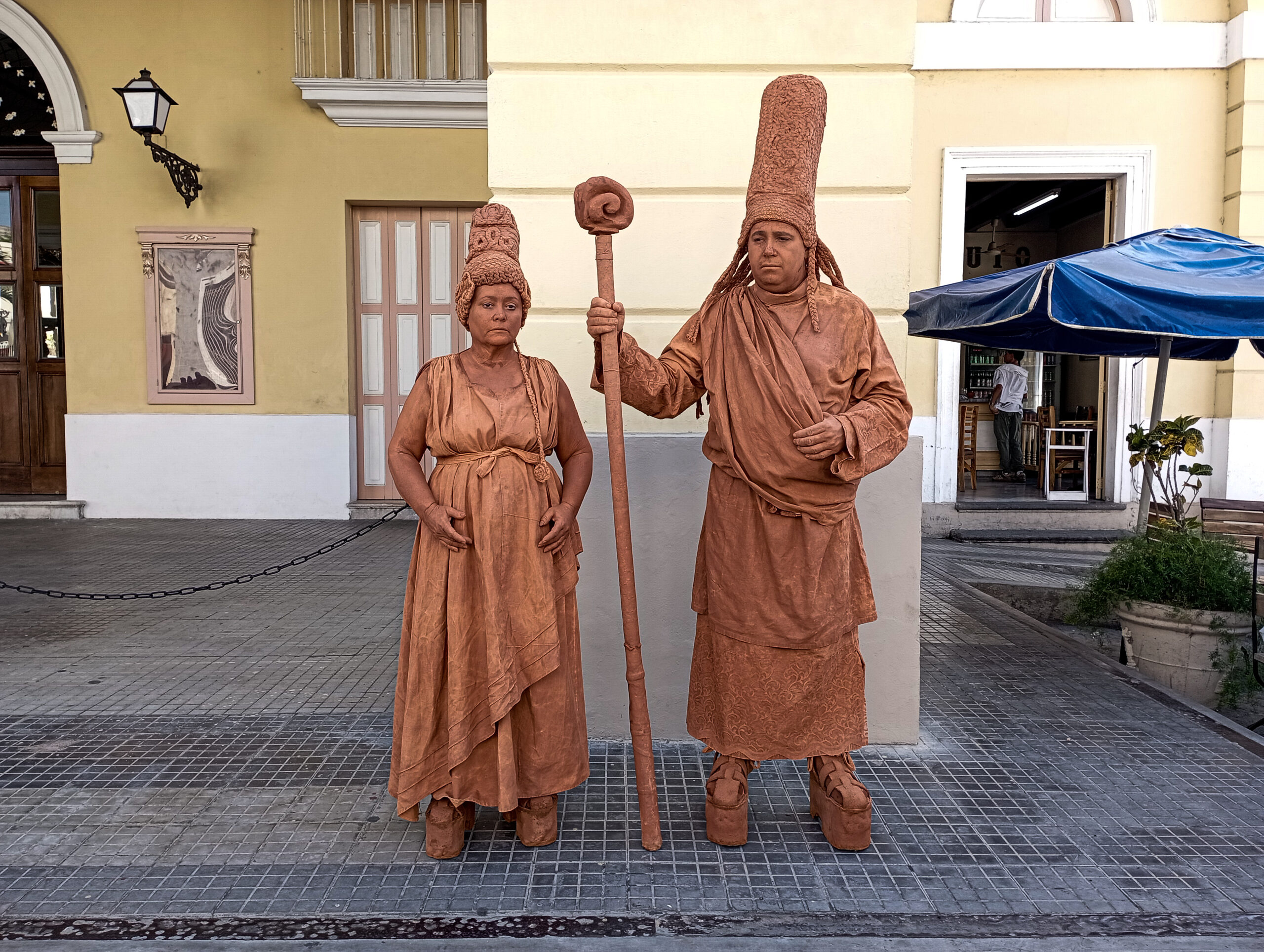 Estatuas vivientes en barro presentadas por D'Morón Teatro. Foto: la autora.