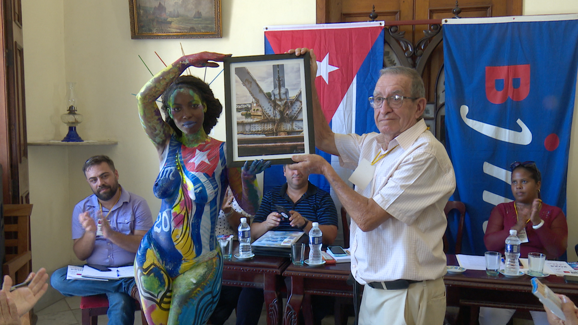 Recibe René Quirós reconocimiento a Centro Abraham Lincon por desempeñada labor de sus instructores de arte.b Foto: Edgar Moraga.