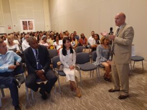 Luis Wong Corrales impartiendo la conferencia "Calidad y satisfacción¿Sinónimos?
