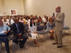 Luis Wong Corrales impartiendo la conferencia "Calidad y satisfacción¿Sinónimos? 