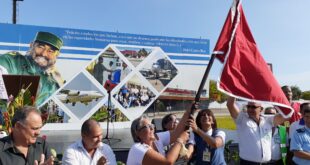La UEB Aeropuerto Internacional Juan Gualberto Gómez recibiendo la bandera de Vanguardia Nacional