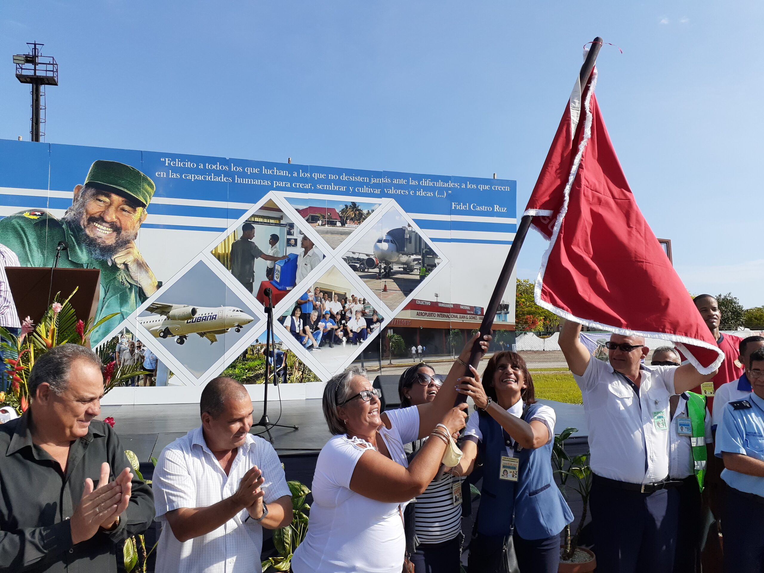 La UEB Aeropuerto Internacional Juan Gualberto Gómez recibiendo la bandera de Vanguardia Nacional