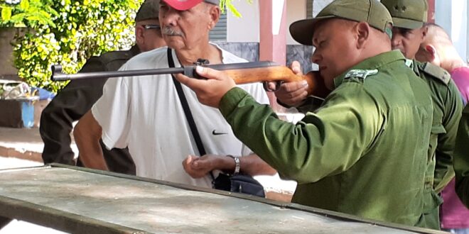 Práctica de tiro en el Día de la Defensa Territorial