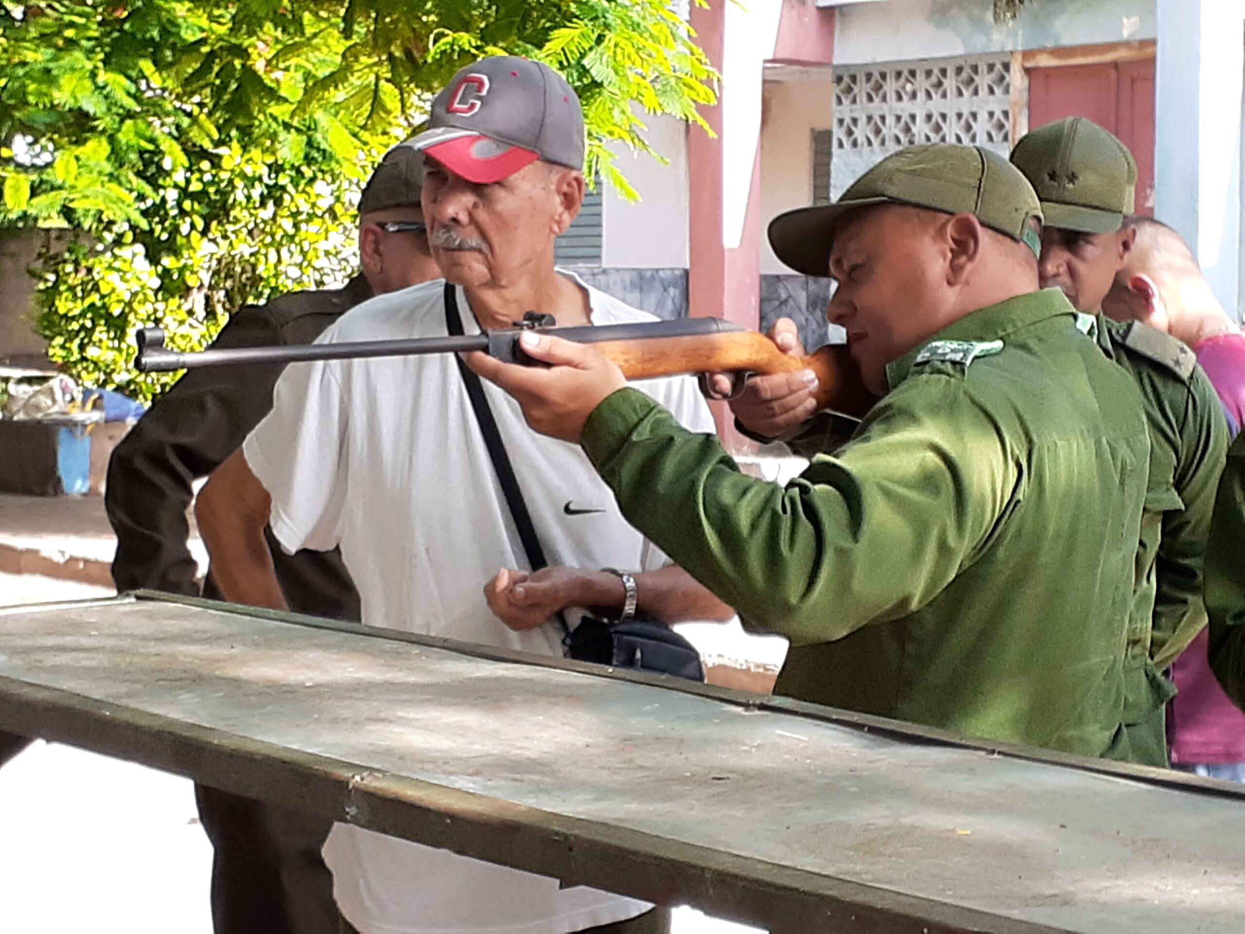Práctica de tiro en el Día de la Defensa Territorial