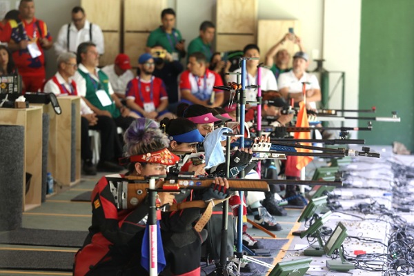 Cuba logró hoy su primera medalla de oro en el tiro deportivo de los XXIV Juegos Centroamericanos y del Caribe, con sede en San Salvador hasta el próximo día 8 de julio, por intermedio del equipo femenino en el rifle de aire tres posiciones a 50 metros.