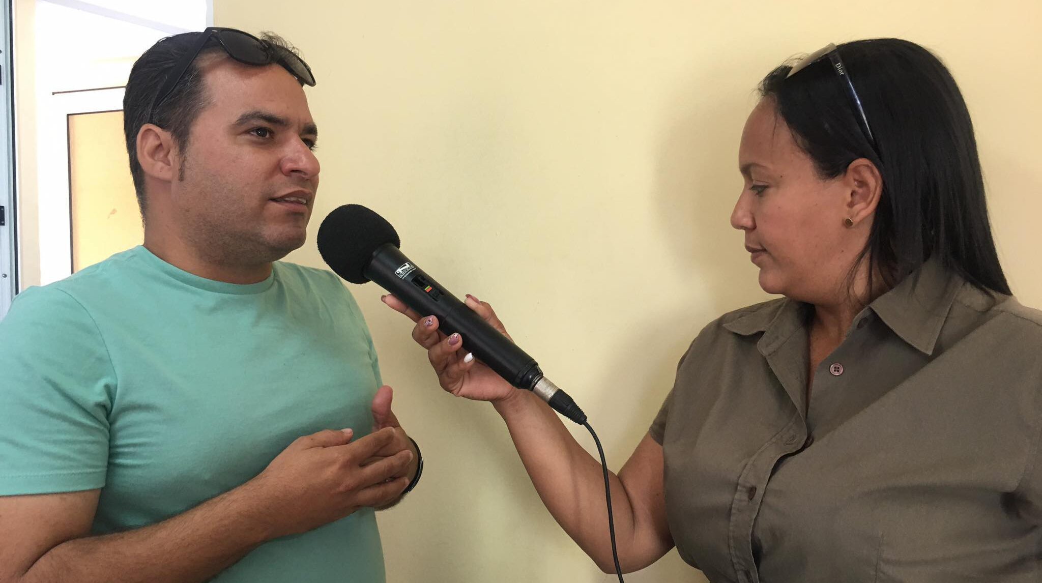 El director de la planta radial explica a los radioyentes la importancia del día y lo gratificante de trabajar en una emisora comunitaria.