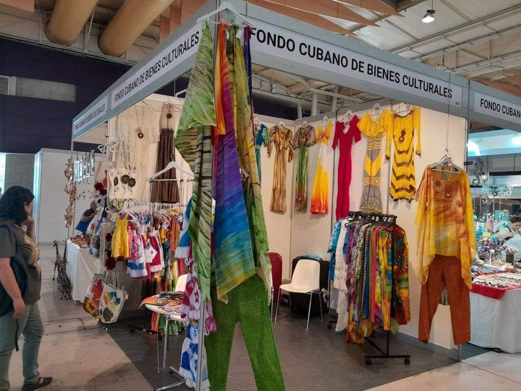 Artesanos cubanos exponen sus creaciones en el segundo festival de artesanía más grande de Europa