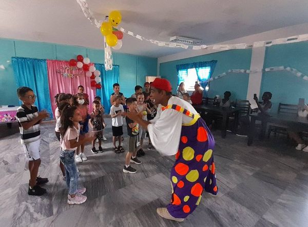 Los trabajadores de la Universal Matanzas se sumaron a la celebración por el Día de los niños.