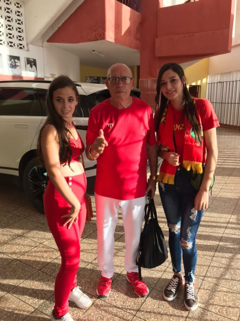 Lorena y Liannys junto al director del equipo de Matanzas.