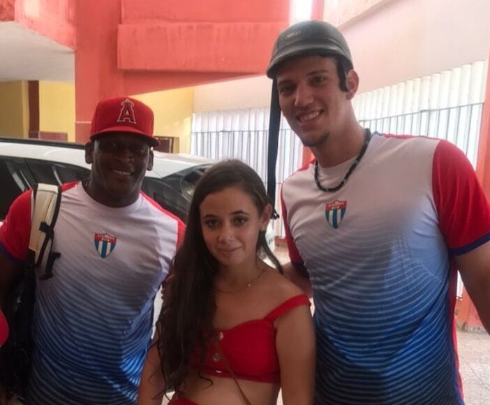 Lorena cumplió el sueño de fotografiarse el día de sus 15 con los integrantes del equipo de Matanzas.