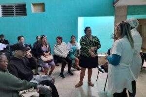 Encuentro con familias y embarazadas para abordar el tema de la psicoprofilaxis.