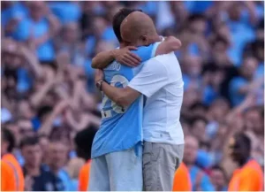 Pep Guardiola se despide del mediocampista portugués al salir de cambio. Foto: Imagen tomada de Marca