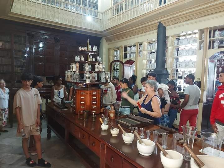 En la tarde de este viernes también visitaron la Botica Francesa. Durante estos días recorrerán otros sitios de interés histórico, así como entidades de relevancia económica, cultural y social.