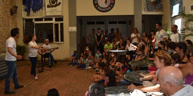 Estrena teatro El Mirón Cubano espacio El Patio del Abuelo Pancho
