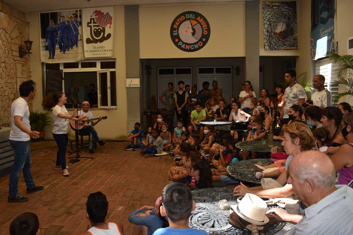 Estrena teatro El Mirón Cubano espacio El Patio del Abuelo Pancho