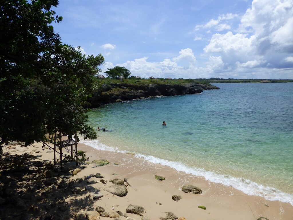 La playa El mamey ofrece un impresionante paisaje y una atmósfera relajante. Muchos matanceros acuden allí para disfrutar la belleza del lugar.