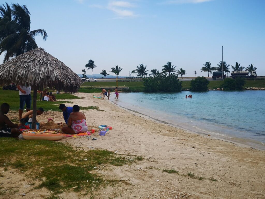 Con un ambiente animado y vibrante, la playa El Tenis captura la esencia del verano en Matanzas.