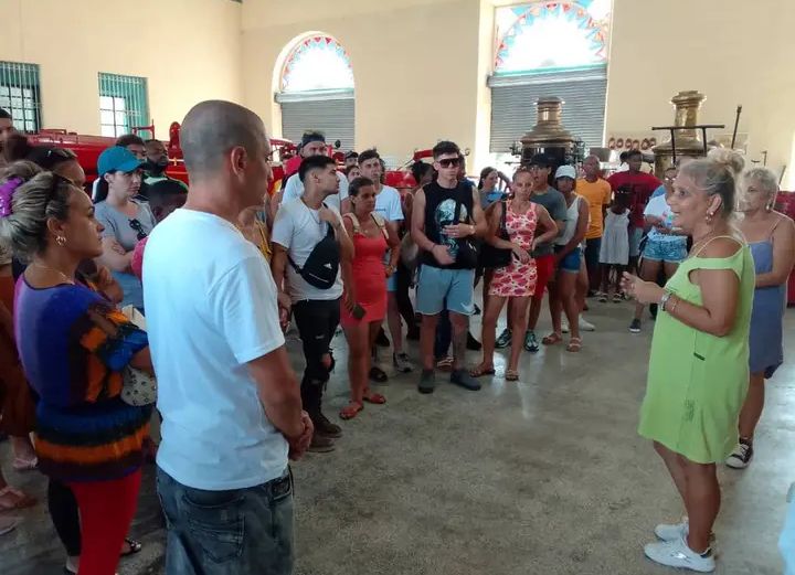 En la Estación de Bomberos Enrique Estrada, lugar donde confluyen pasado y presente, su directora Biolexis Ballester Quintana les ofreció una explicación sobre la historia del lugar. 