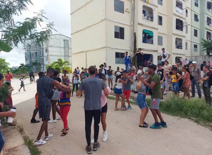 Hasta los barrios llegaron los jóvenes de la FEEM para impregnar alegría y entusiasmo a través del baile y la música.
