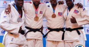 Andy Granda junto a sus compañeros de equipo en el podio de +100kg