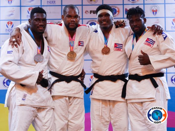 Andy Granda junto a sus compañeros de equipo en el podio de +100kg