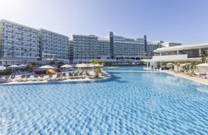 La instalación de un sistema de clima con recirculación de aguas profundas en el Hotel Internacional, figuran entre las acciones ejecutadas en Varadero, mayor polo turístico de sol y playa del país.