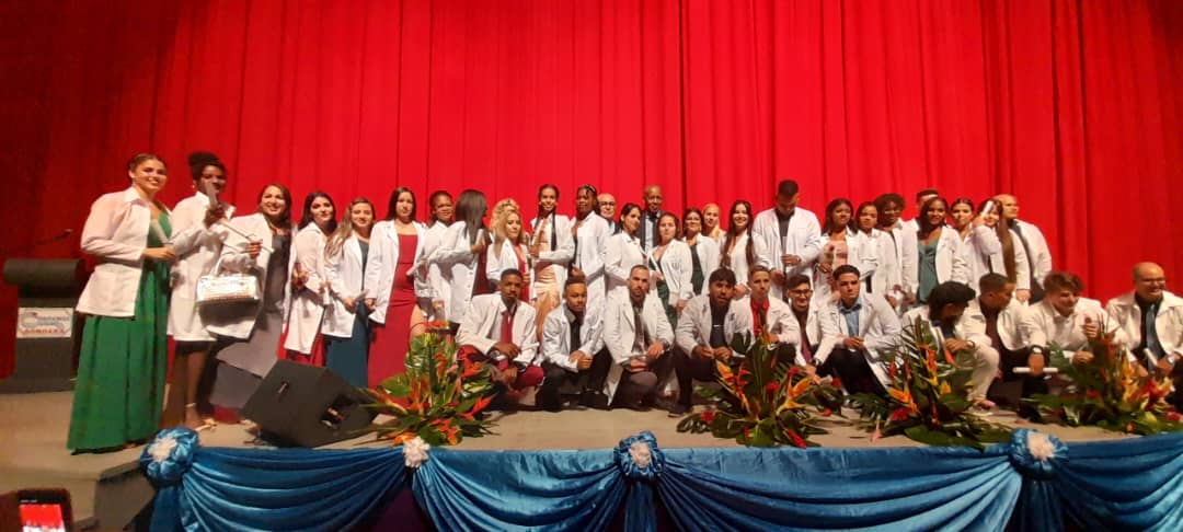 New professionals in medical sciences graduate from Cárdenas