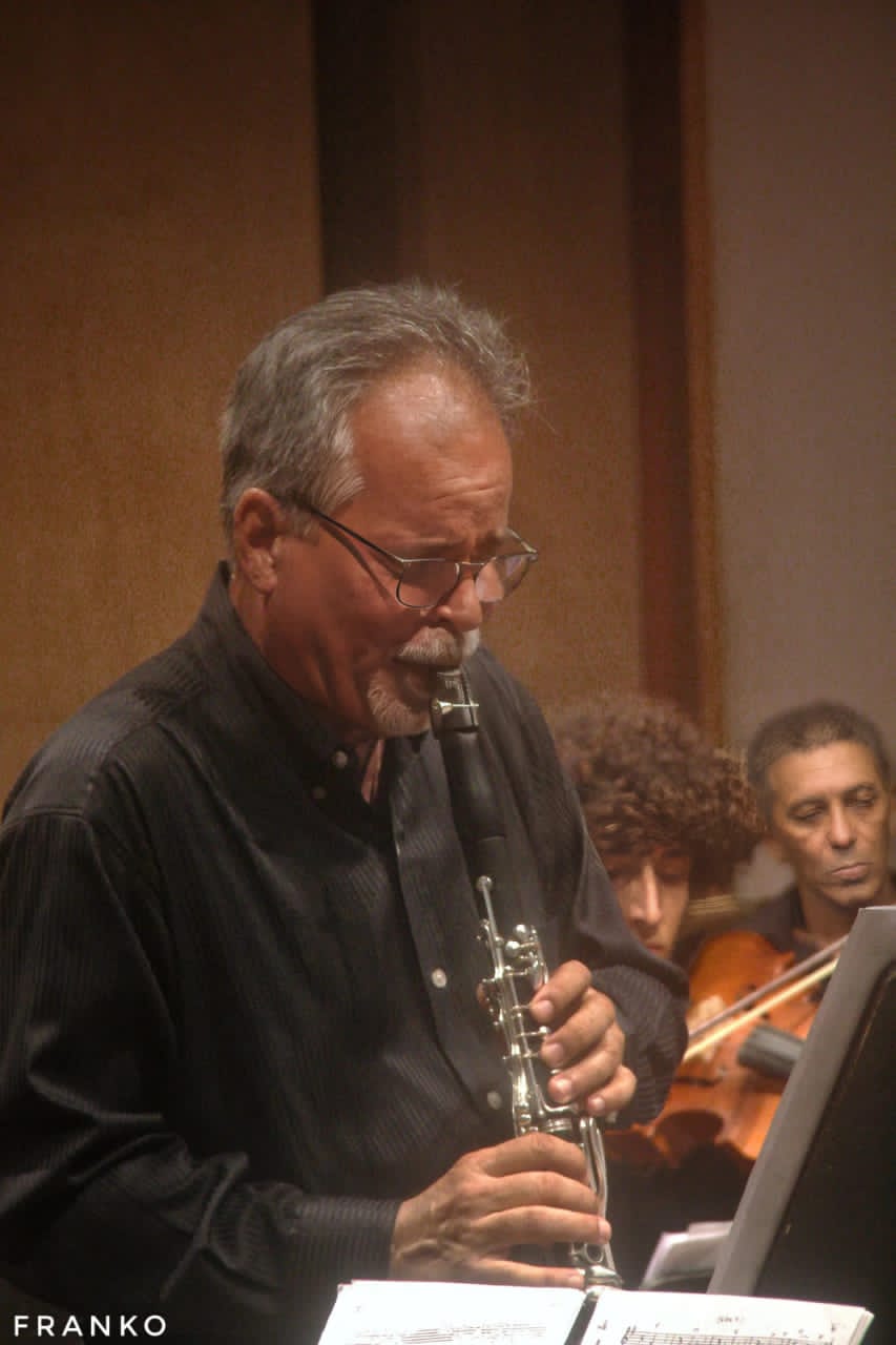 Roberto Medina, solo de clarinete en concierto inaugural del Segundo Festival de Clarinete Ciudad de los Puentes. Foto: Frank Ortega.