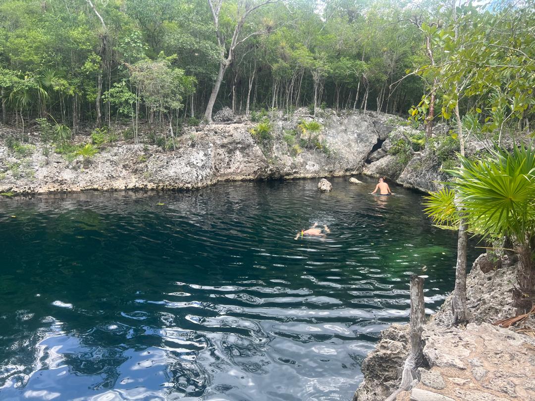 Cuando de refrescar se trata nada como un chapuzón en las aguas frescas de la Cueva de los peces.