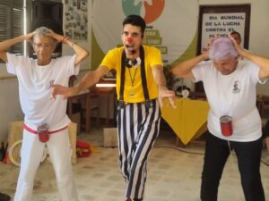 Participación de los adultos mayores en el espectáculo del payaso Tareko
