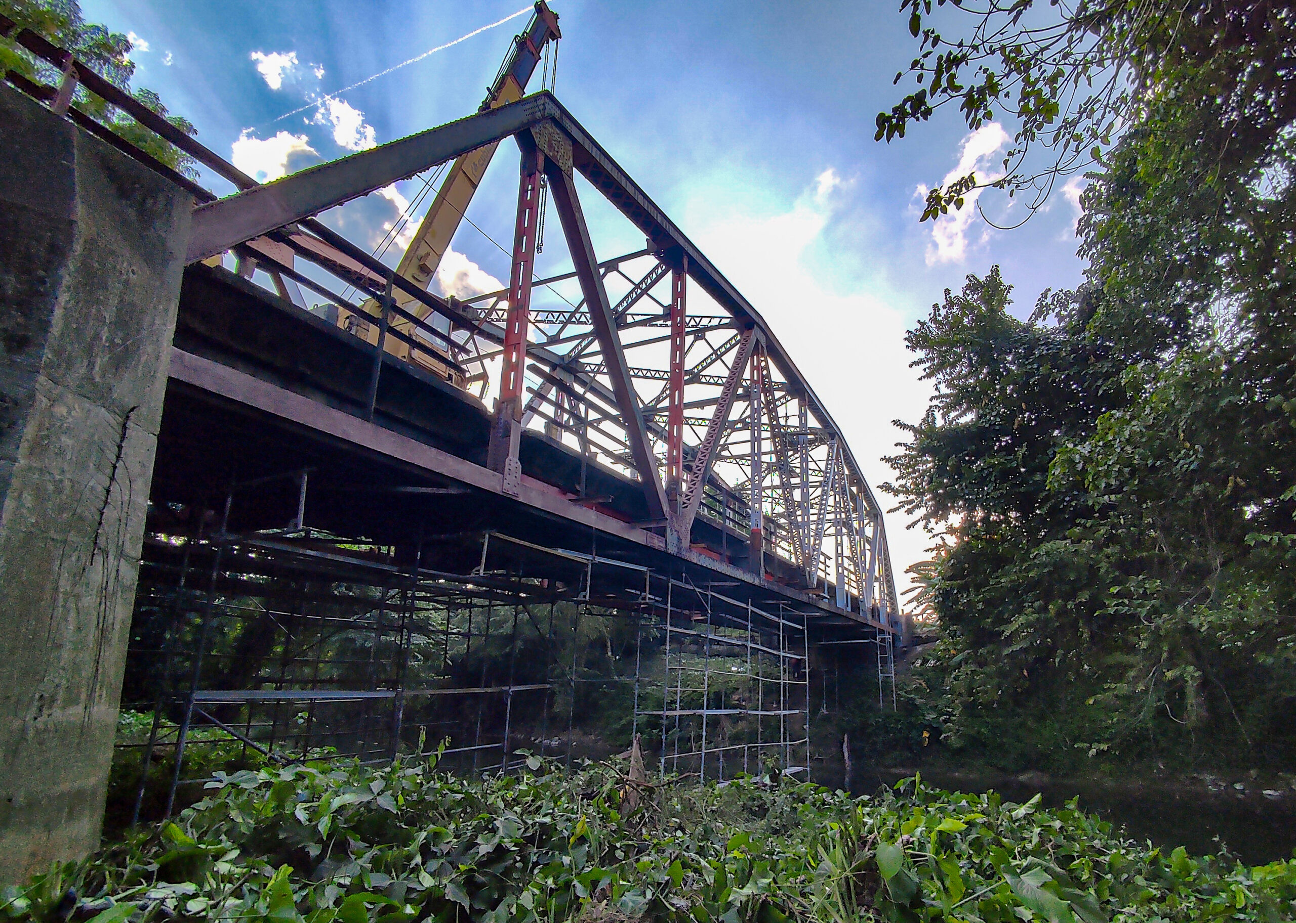 En el puente principal se acometen las principales reparaciones