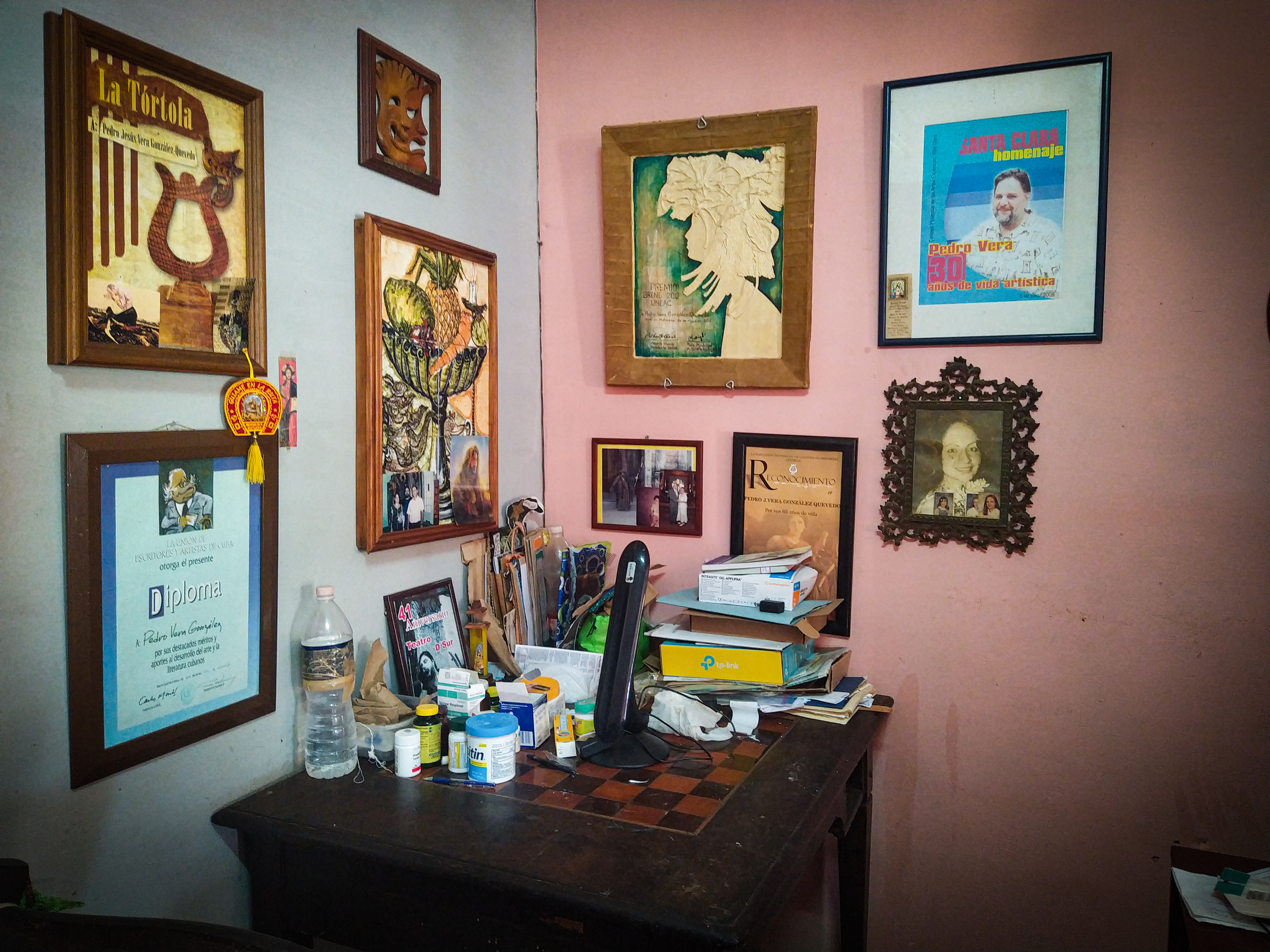 Pared de la Saleta de la casa de Pedro Vera, donde se aprecian otros muchos reconocimientos. Foto: la autora.