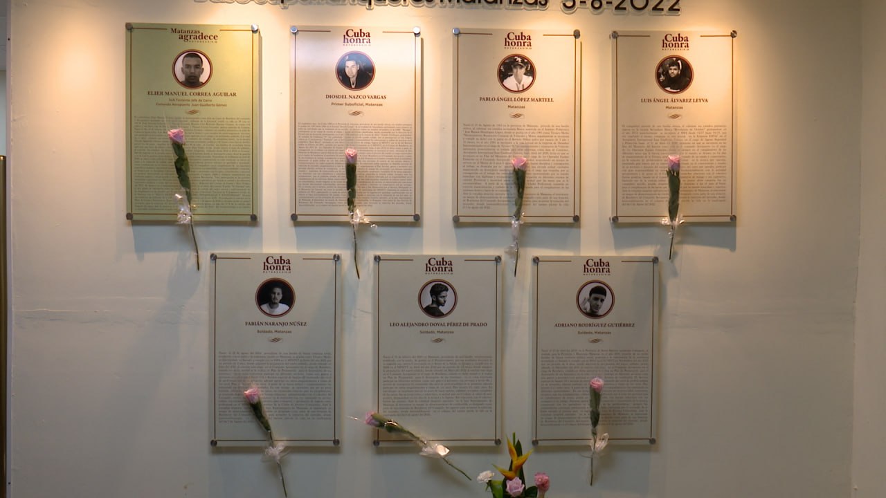 Homenaje a bomberos caídos en incendio en Supertanqueros en el Comando 3 del Aeropuerto Internacional Juan Gualberto Gómez. Foto: Lino García del Solar