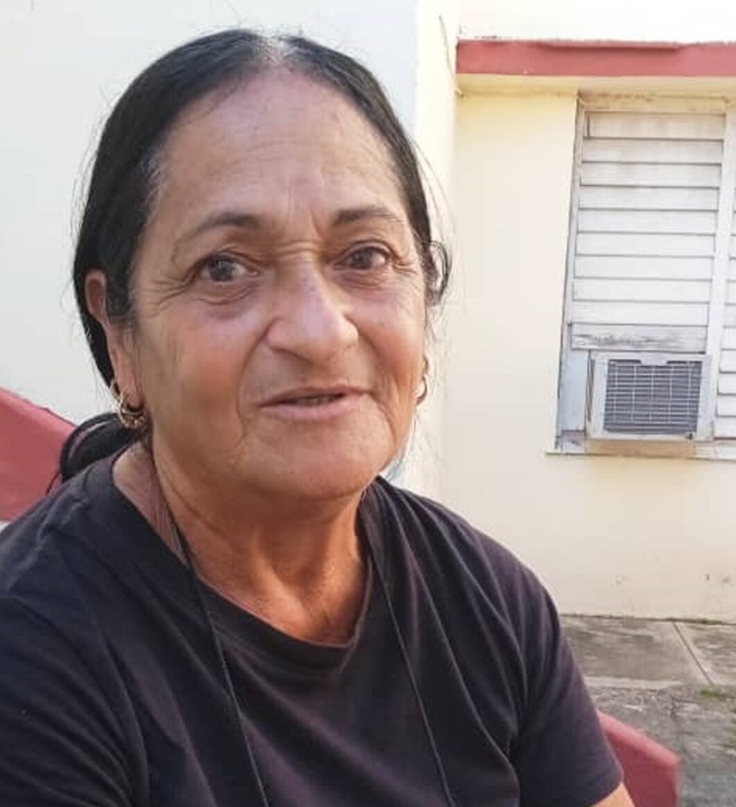 Iraida Victoria Domínguez Acanda, guía base de pioneros, recibió la medalla Rafael María de Mendive durante las actividades por la Jornada del Educador.