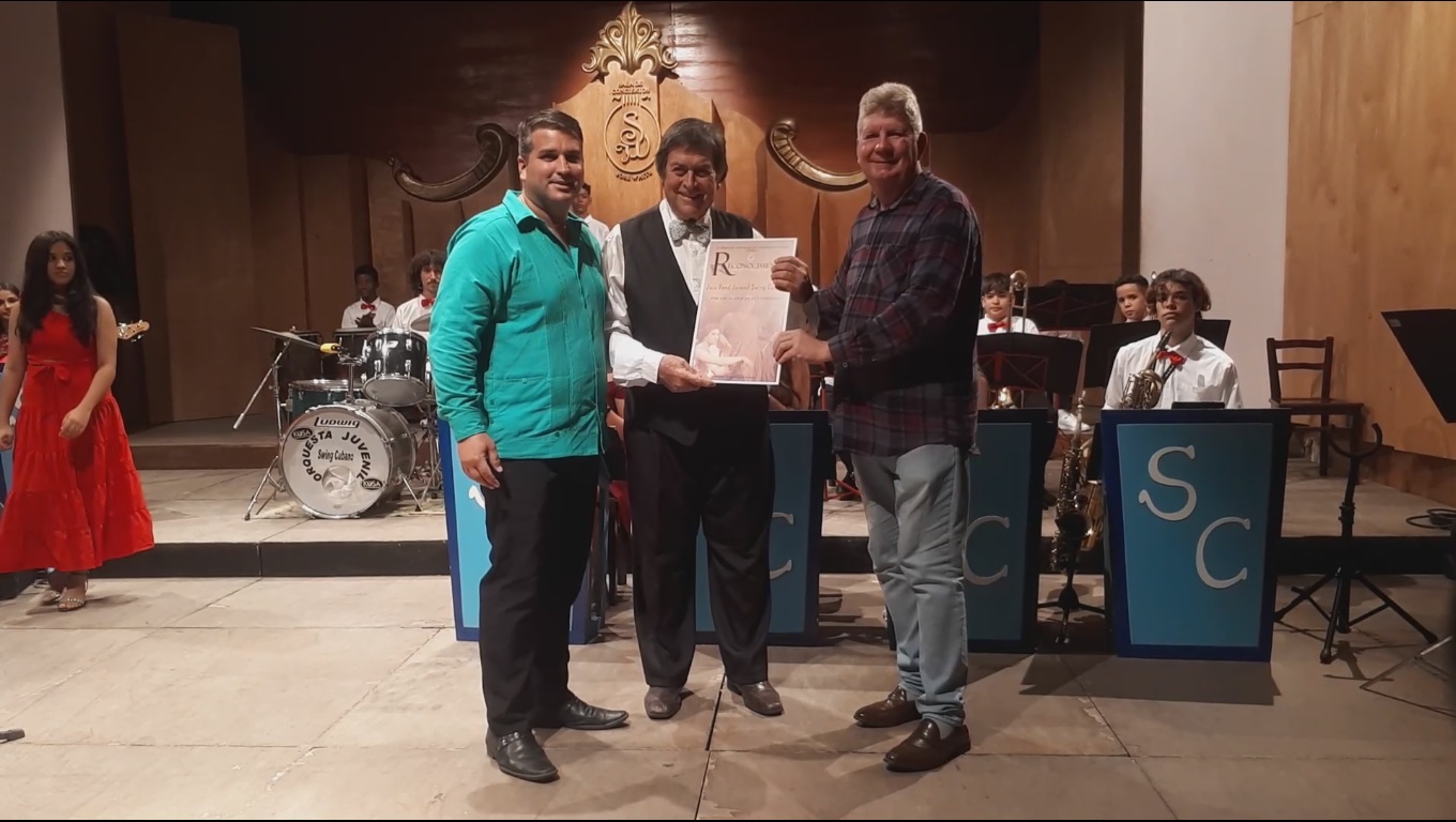 Jazz Band Swing Cubano recibe reconocimiento por su labor.