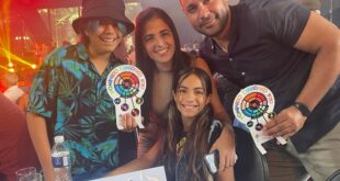 Gabi y Sofi junto a Carole Fernandez Martinez, Directora de Producciones Colibri, y Dustin Polo, Director de Abrakadabra