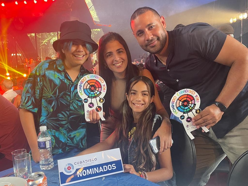 Gabi y Sofi junto a Carole Fernandez Martinez, Directora de Producciones Colibri, y Dustin Polo, Director de Abrakadabra