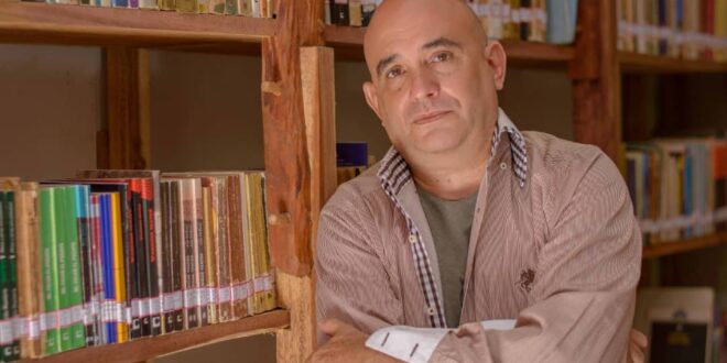 El destacado dramaturgo Ulises Rodríguez Febles recibió el sello 50 aniversario de la Educación Superior en Matanzas