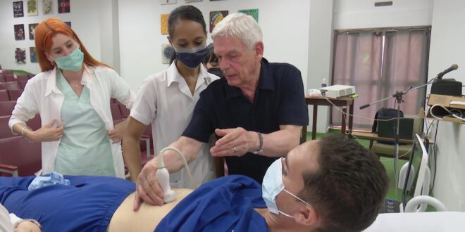 Joseph Osterwalder ofreciendo un curso sobre el uso del equipo portátil para realizar ultrasonidos.