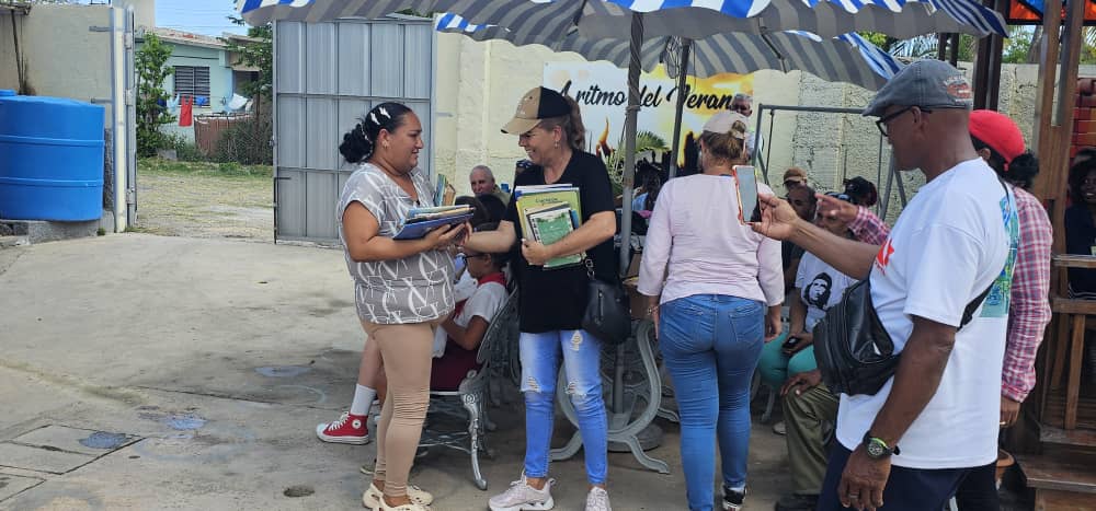 Entrega de donaciones a la biblioteca escolar