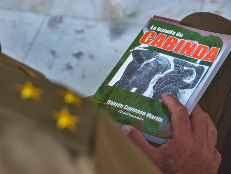 «La Batalla de Cabinda» es una novela testimonio realizada por el General de Cuerpo de Ejército Ramón Espinosa Martín en 2001 y publicada por la Editorial Verde Olivo.