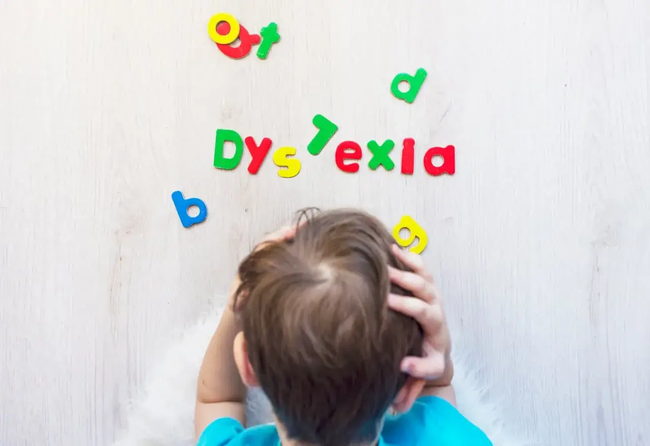 La dislexia es un trastorno del aprendizaje que consiste en la dificultad en la lectura debido a inconvenientes para identificar los sonidos del habla y aprender a relacionarlos con las letras y las palabras