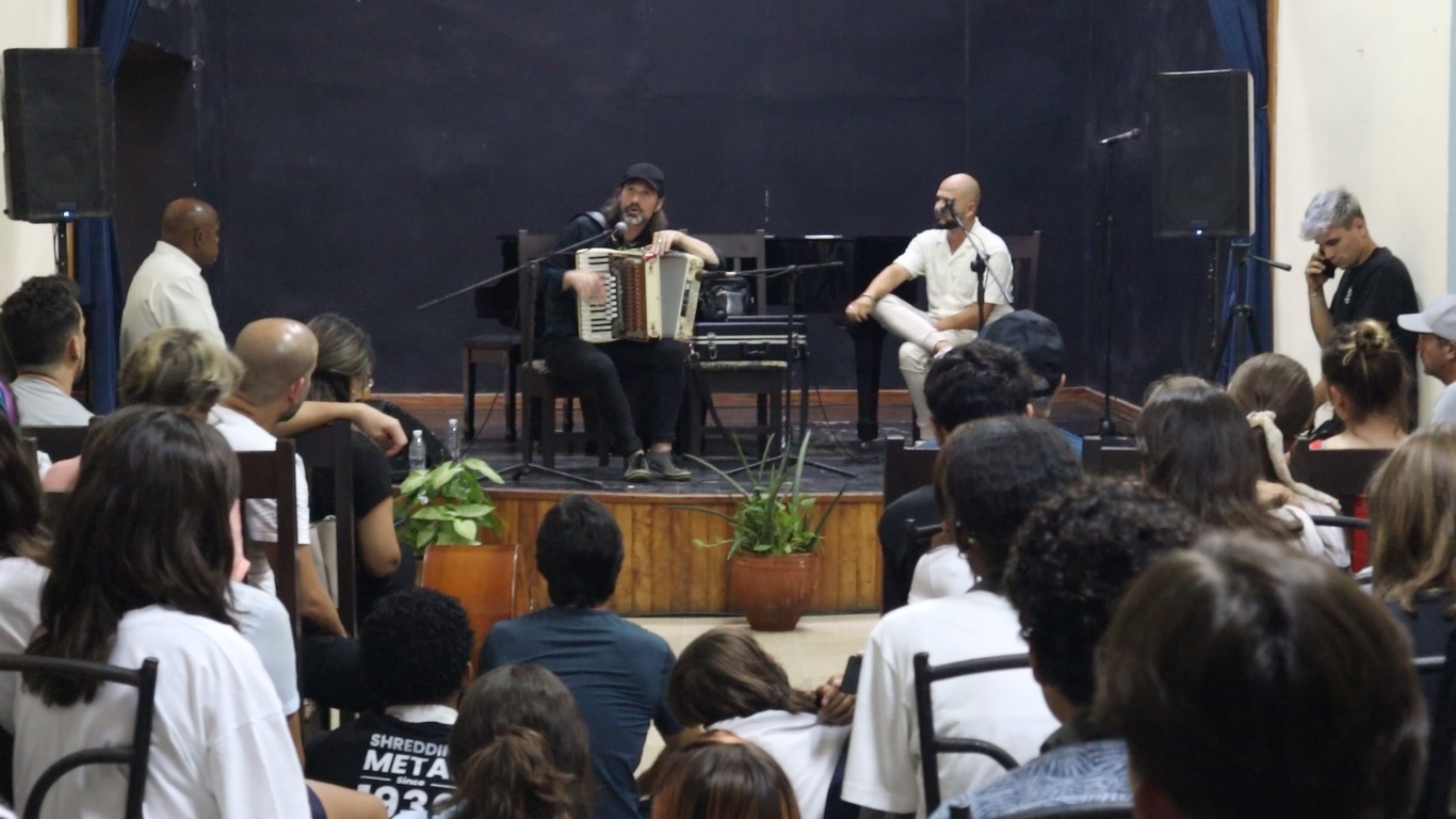 Chango Spasiuk y Rodrigo Sosa intercambian con estudiantes de la Escuela Profesional de Artes de Matanzas